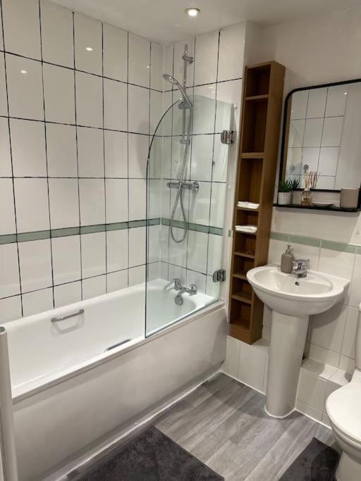 Апартаменты Entire Flat In Ealing Лондон Экстерьер фото